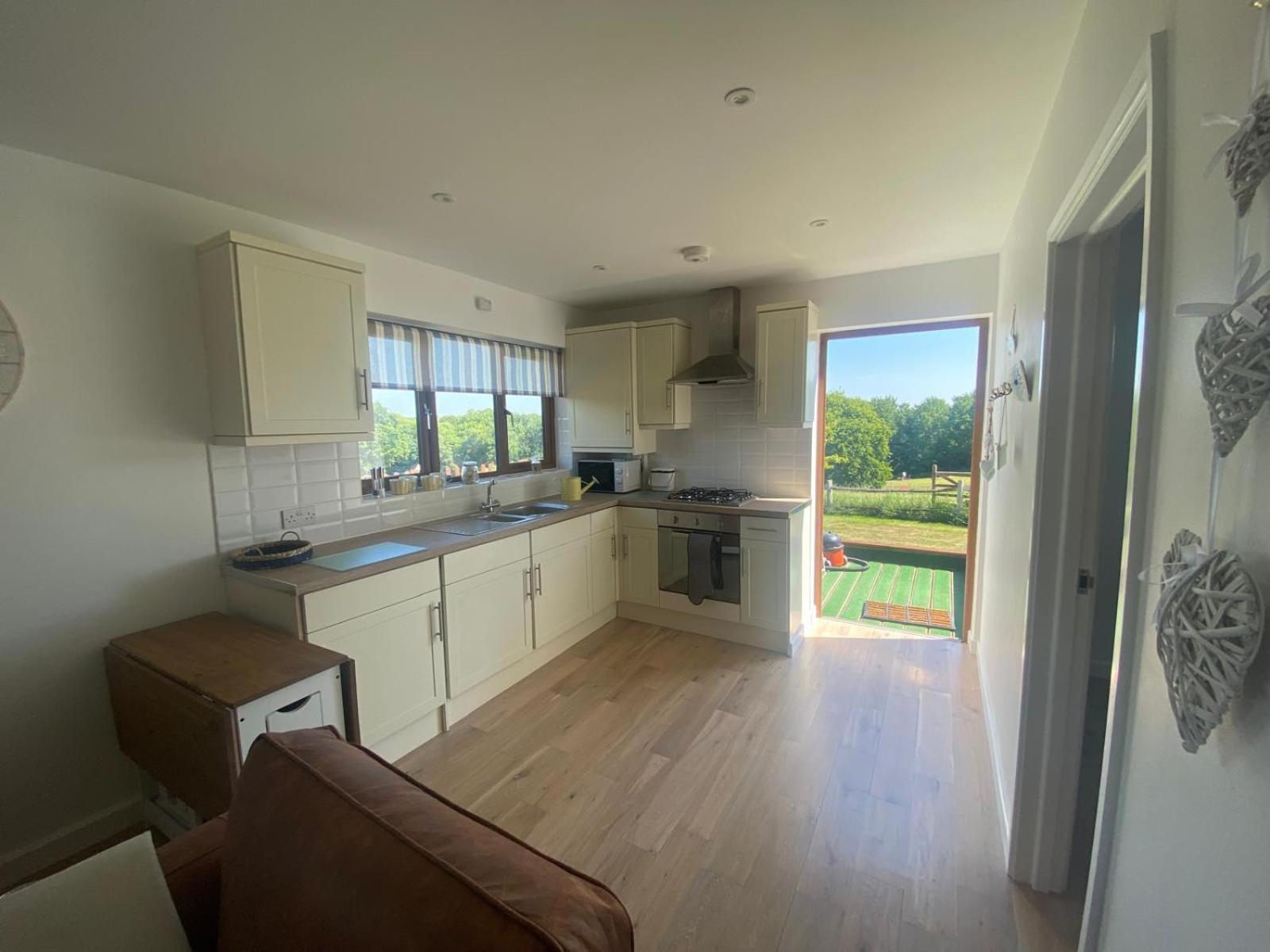 Oak Valley Lodges & Camping Pett Exterior foto